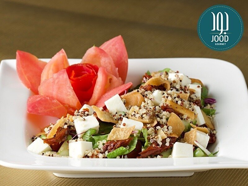 فتوش بالحلوم والكينوا والطماطم المجففة