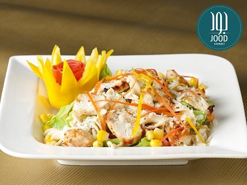 سلطة المعكرونة بالدجاج المشوي